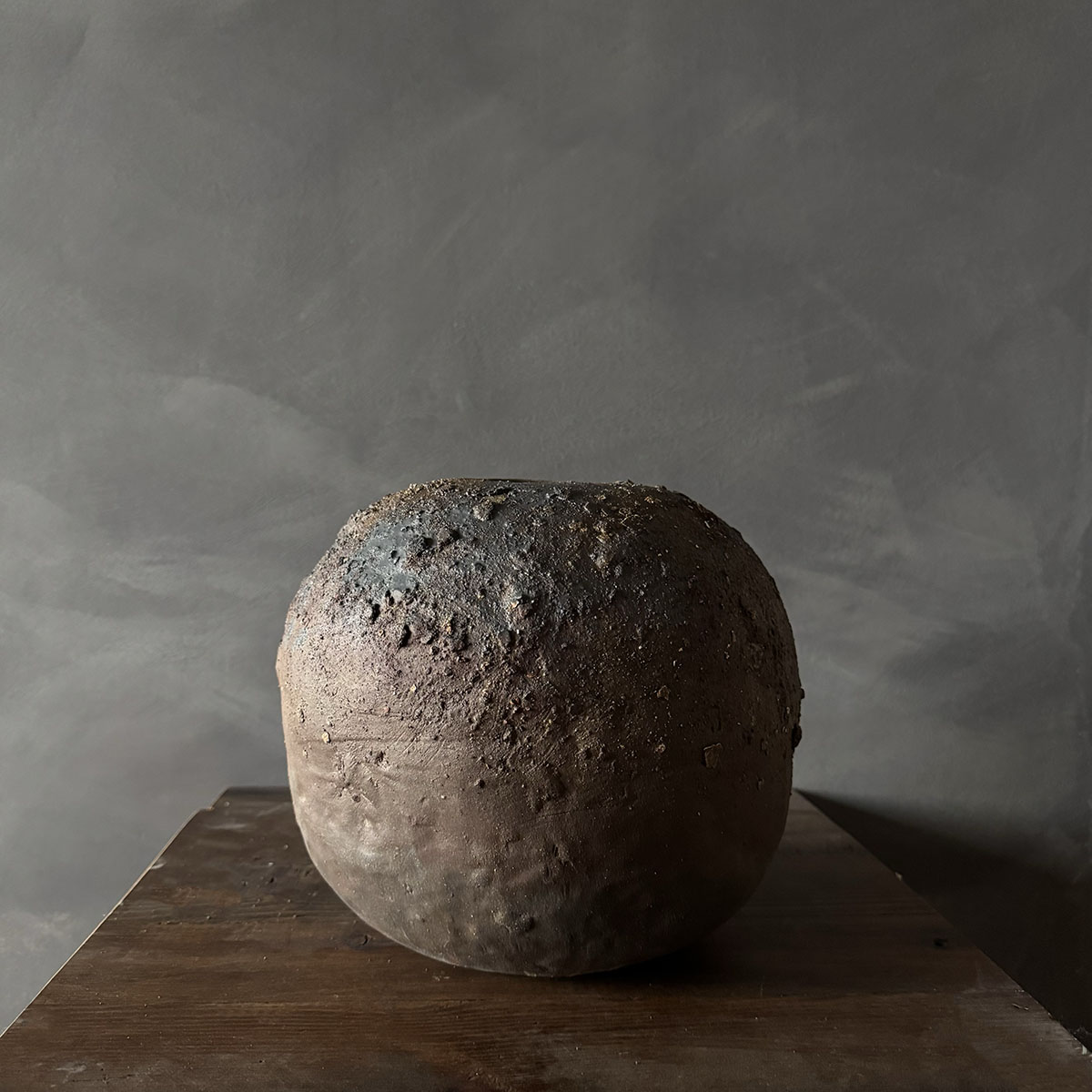 Lyla | El Yapımı Seramik Dokulu Wabi Sabi Dekoratif Küre Vazo Lyla | El Yapımı Seramik Dokulu Wabi Sabi Dekoratif Küre Vazo