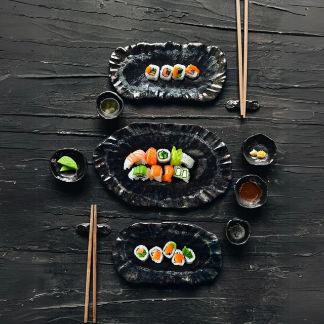 # Sashimi El Yapımı Seramik Sushi Takımı🍣 **Koyu Renklerin Zerafetiyle Tanış!** 🍣Sushi keyfini bir üst seviyeye çıkaracak, özel tasarım el yapımı seramik sushi takımımızla tanış! Her parça, tamamen elde şekillendirilmiş ve koyu renklerin büyüleyici tonlarıyla süslenmiş.## Neden Bu Takımı Seçmelisin?- **Eşsiz Doku:** Her tabak ve kase, benzersiz bir dokusal deneyim sunar. Göz alıcı yüzeyi ve detaylarıyla sofrana zarafet katar.
- **Özel Tasarım:** Sanat ve işlevselliği bir arada sunan bu tasarım, her yemek deneyimini özel kılar.
- **Dayanıklılık:** Yüksek kaliteli malzemelerden yapılan bu set, uzun yıllar boyunca ilk günkü gibi kalır.### Sofranızda SanatBu seramik takım, yalnızca bir yemek aracı değil, aynı zamanda sofranda bir sanat eseri. Her detay, Japon kültürünün zarafetini ve sofistike tarzını yansıtır.🔹 **Sınırlı Sayıda Üretim:** Her set sınırlı sayıda üretilmiştir, o yüzden koleksiyonunu tamamlamak için hemen harekete geç!🍱 Sofrana estetik bir dokunuş katmak ve misafirlerini etkilemek için **el yapımı seramik sushi takımımıza** göz atmayı unutma! 👌Detaylı bilgi için www.iyuseramik.com#elyapımıtabak #seramiktabak #sushitabağı #elyapımıseramik #Sushi #SeramikSanatı #ÖzelTasarım #ElYapımıSofra #GurmeSofralar #EstetikYemekler