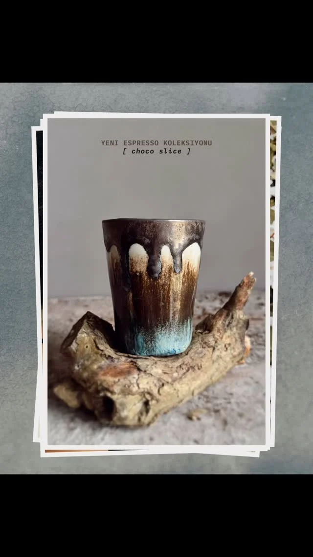 ⭐️ İyu Seramik Yeni Koleksiyon: El Yapımı Stoneware Seramik Espresso BardaklarıKahve severler için özenle tasarlanan el yapımı Stoneware seramik espresso bardakları, yepyeni koleksiyonuyla karşınızda ⭐️ Yeni espresso kahve bardağı serisi, 1200 derecede pişirilerek hem dayanıklılık hem de estetik açıdan dikkat çekici bir hale getirildi.## Neden Stoneware Seramik?Stoneware seramik, yüksek sıcaklıkta pişmesi sayesinde diğer seramik türlerine göre daha sağlam ve uzun ömürlüdür. Bu özellikleriyle, günlük kullanımda oluşabilecek çizik ve çatlaklara karşı dayanıklıdır. Üstelik, yüksek sıcaklıkta pişmesi sayesinde bardağın yüzeyi eşsiz bir parlaklık ve doku kazanır.## Koleksiyonun Özellikleri- **Eşsiz Tasarımlar:** Her bardak el yapımı olduğundan kendine has bir tasarıma sahiptir. Bu da her bardağı benzersiz kılar.
- **Kaliteli Malzeme:** Yüksek kaliteli stoneware malzemeden üretilmiştir.
- **Isı Dayanıklılığı:** 1200 derecede pişirilmiş olması, bardağı sıcak ve soğuk içecekler için uygun hale getirir.
- **Estetik ve Fonksiyonel:** Şık tasarımıyla hem estetik hem de kullanışlı bir deneyim sunar.#elyapımıseramik #espressobardağı #elyapımıespressobardağı